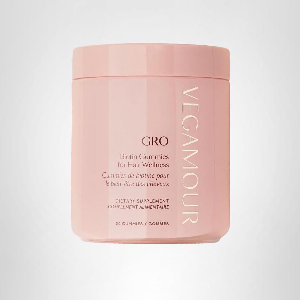 Rituel quotidien VEGAMOUR GRO Biotin Gummies, moment de soin personnel.