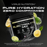 VERUS NUTRITION Poudre Électrolytes Sans Sucre — Versement dans l’eau pour une boisson rafraîchissante.