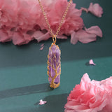 Détail pendentif arbre de vie VIBILIA, finition artisanale et élan naturel.