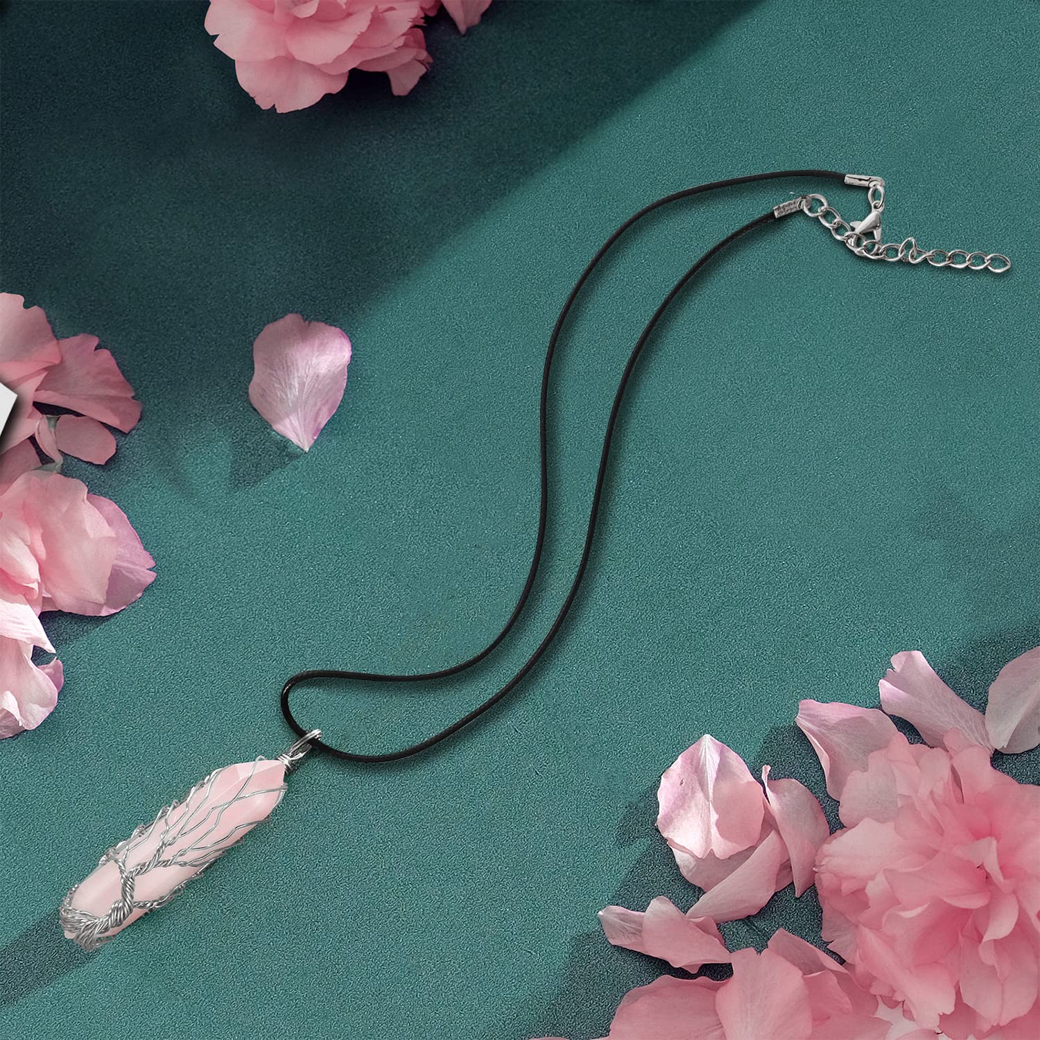 Détail du pendentif avec fil doré et pierre naturelle rose quartz.