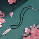 Détail du pendentif avec fil doré et pierre naturelle rose quartz.