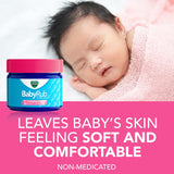 Massage doux avec Vicks BabyRub pour réconfort du bébé.