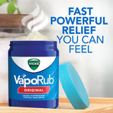 Menthol et eucalyptus dans Vicks VapoRub pour une vapeur apaisante et persistante.