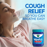Vapeurs mentholées et eucalyptus de Vicks VapoRub offrant une expérience rafraîchissante.