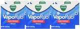 Massage ciblé avec Vicks VapoRub sur les muscles et articulations.