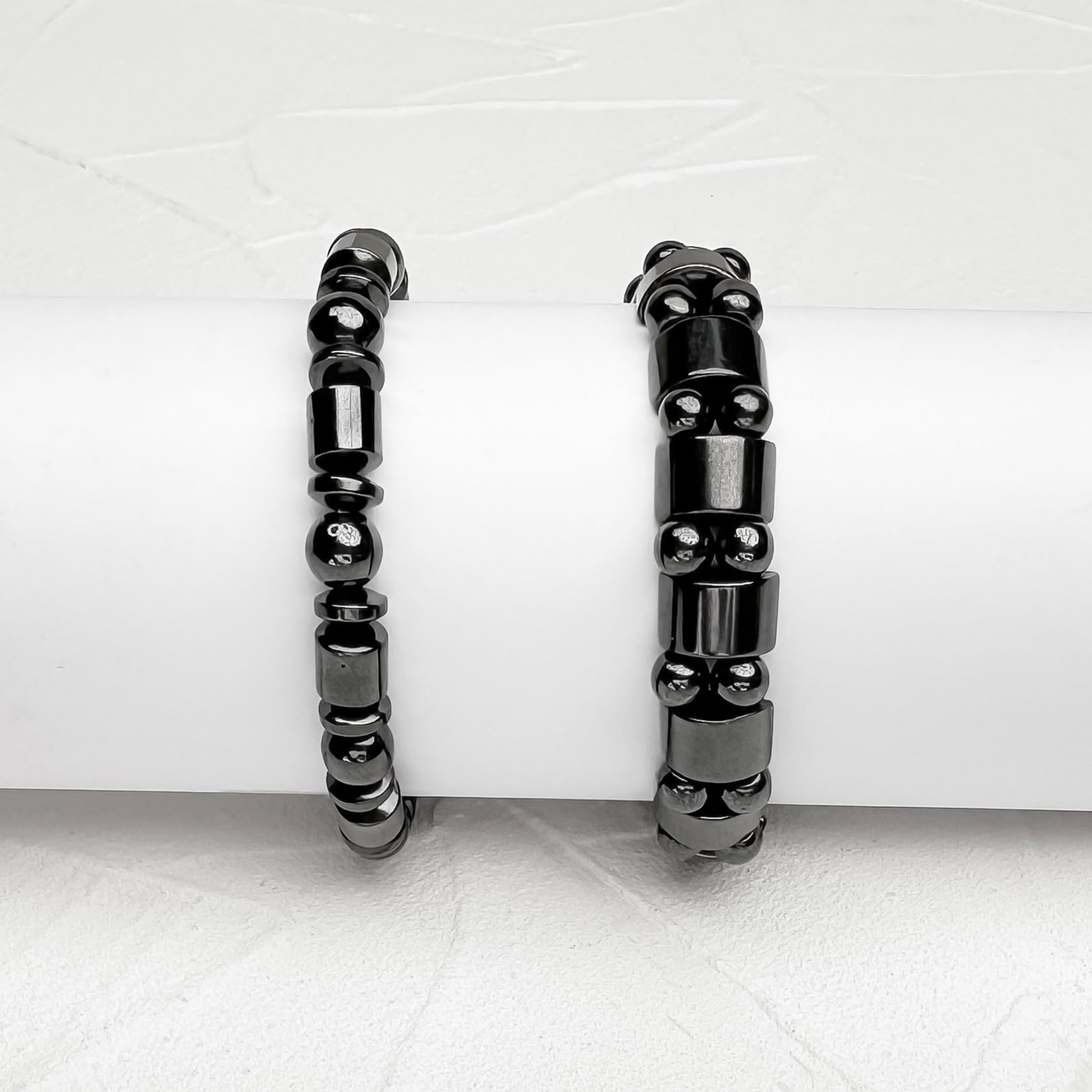 Détails des billes d hématite sur le bracelet VIKI LYNN, surface lisse