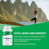 Gélules Vimergy Spiruline, ouverture facile dans un verre d'eau.