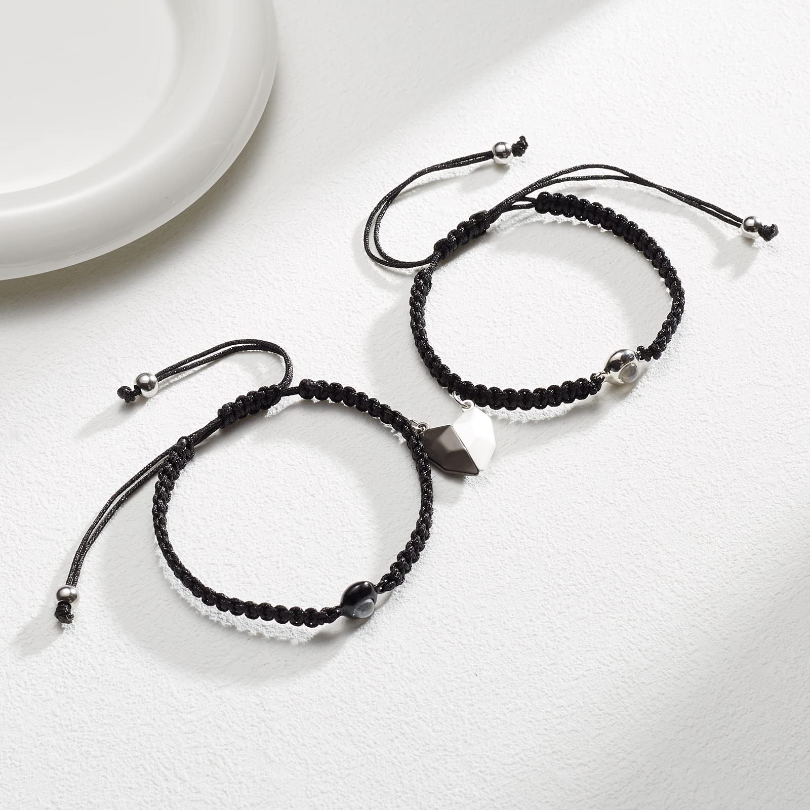 Coffret velours noir VIMIEW inclus pour offrir des bracelets assortis.