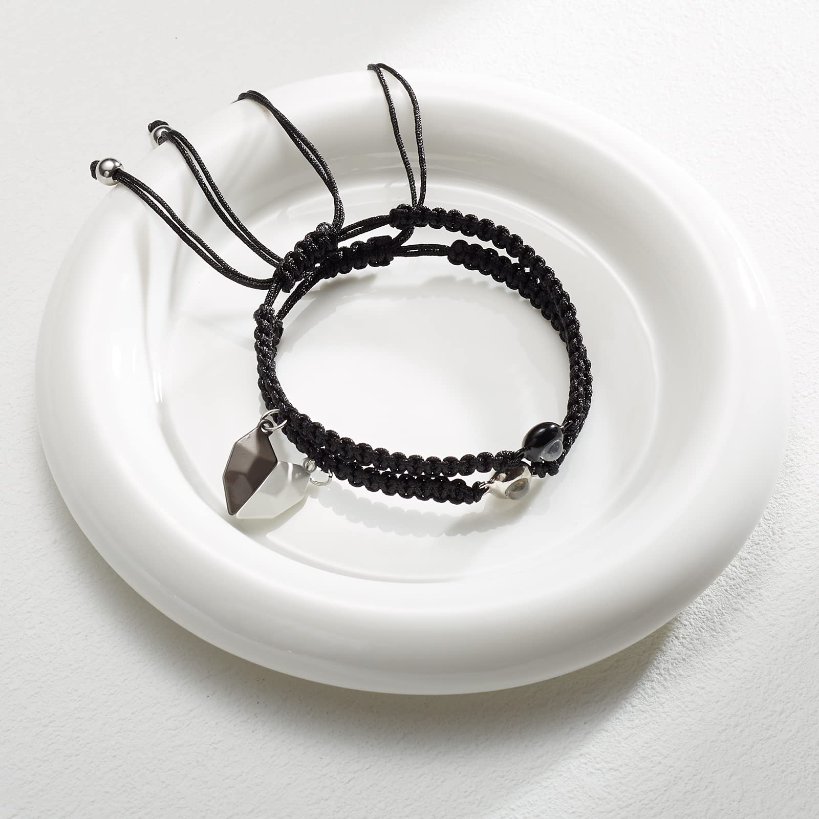 Bracelets tressés en nylon noir avec charm cœur en acier inoxydable.