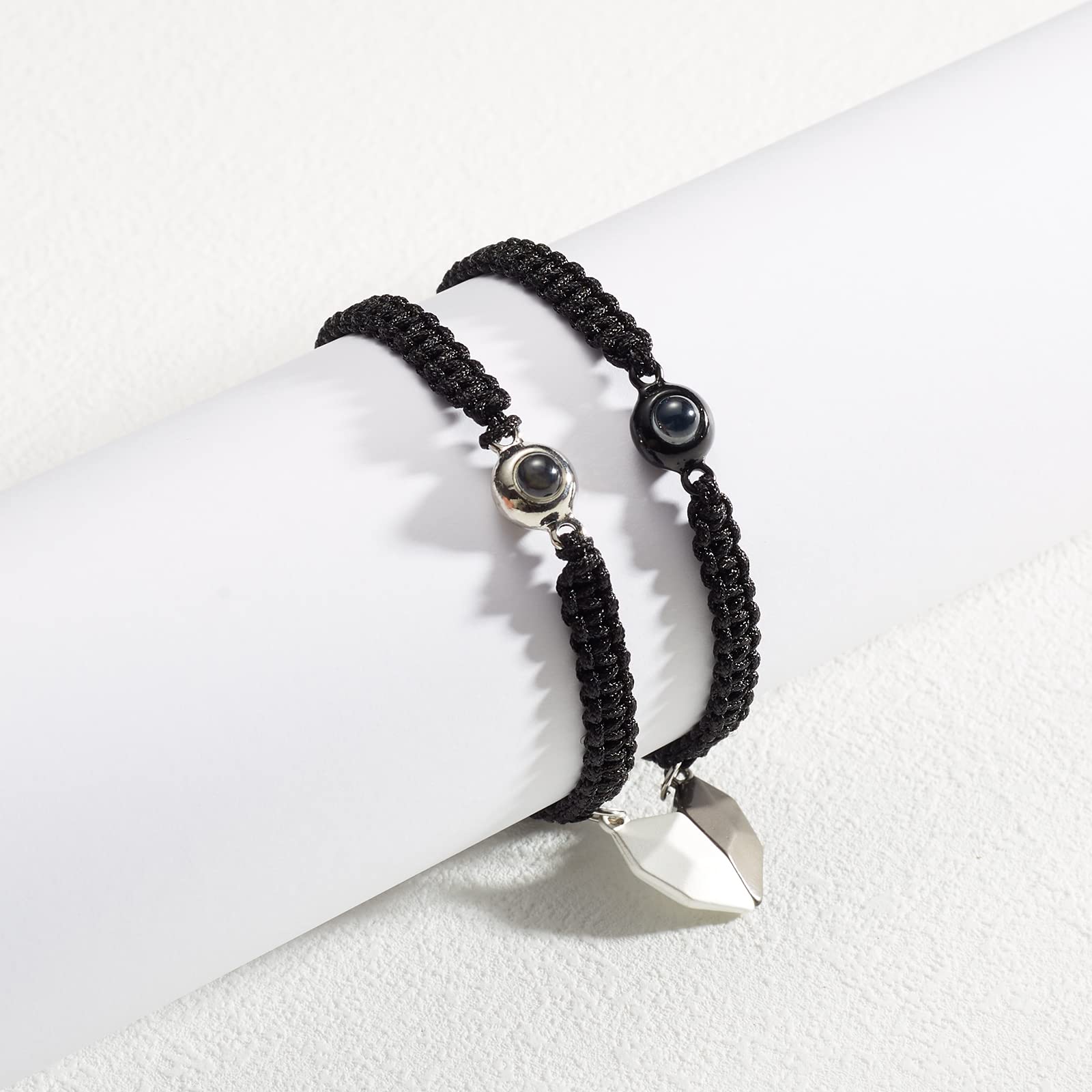 Charm cœur magnétique en acier inoxydable, fini poli et durable.