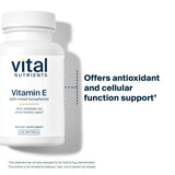 Gélules Vital Nutrients vitamine E visibles dans la main