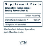 Vital Nutrients Vitamine K2-7: gélules en gros plan et texture douce.