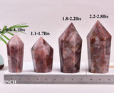 VIZYTOU quartz hématoïde obélisque – gros plan sur les inclusions d'hématite