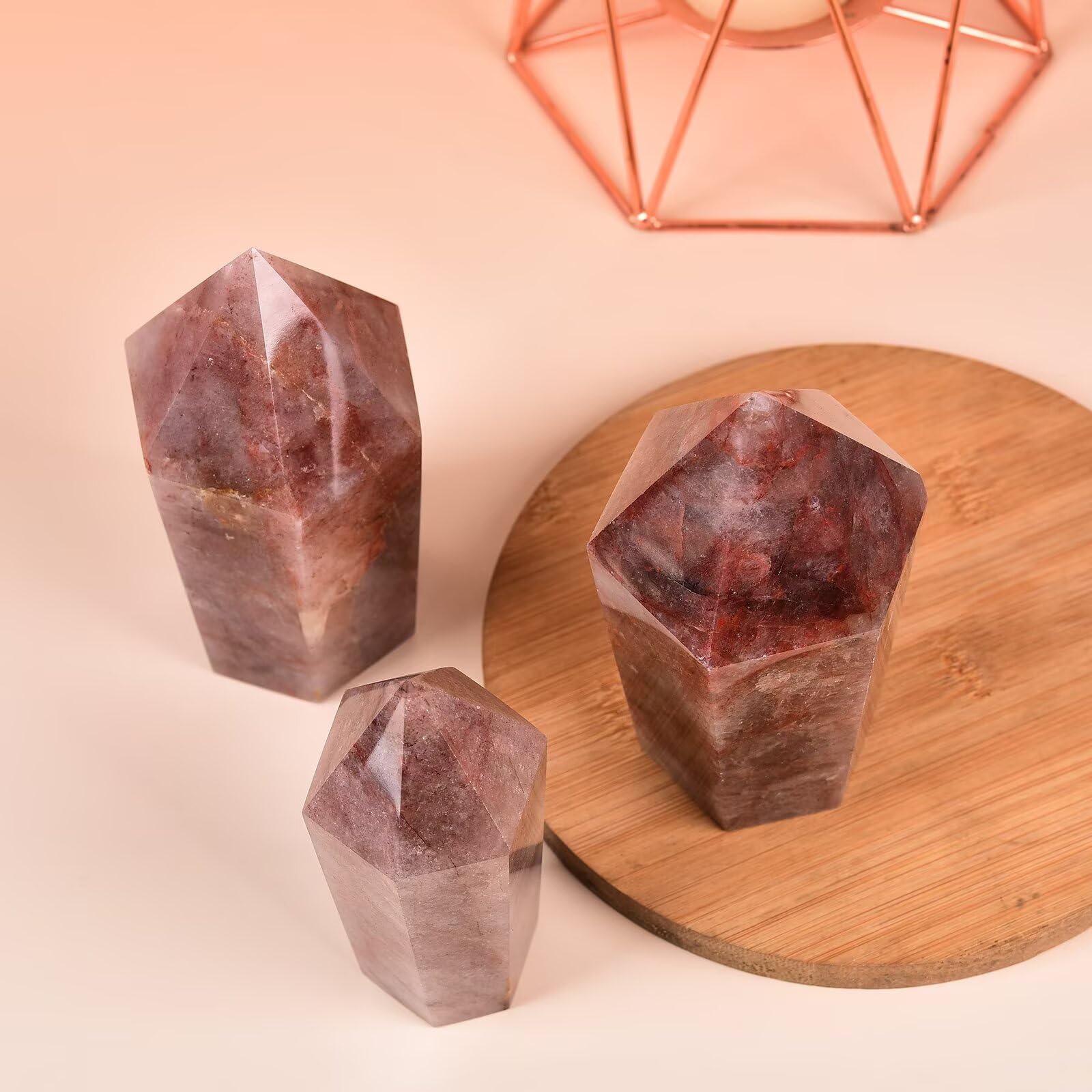 VIZYTOU quartz hématoïde obélisque – mise en lumière révélant les reflets