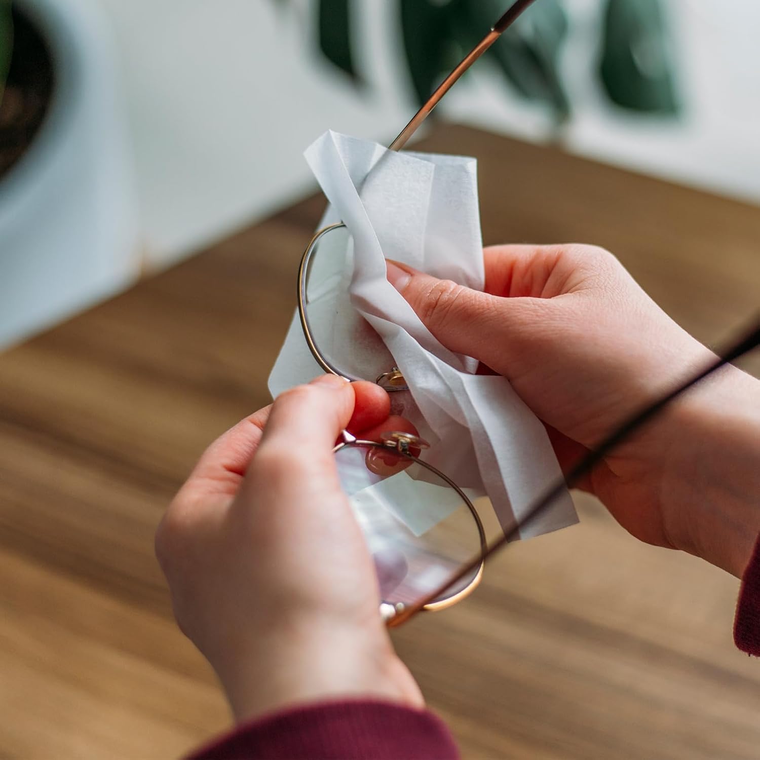 Lingettes VOISEN sans colorants, fibres végétales respectueuses des surfaces.
