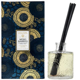 Voluspa Moso Bamboo: bouteille en verre embossée pour une diffusion longue durée.