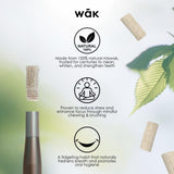 Parfait en déplacement, le wak-stick soutient votre équilibre mental et votre hygiène.