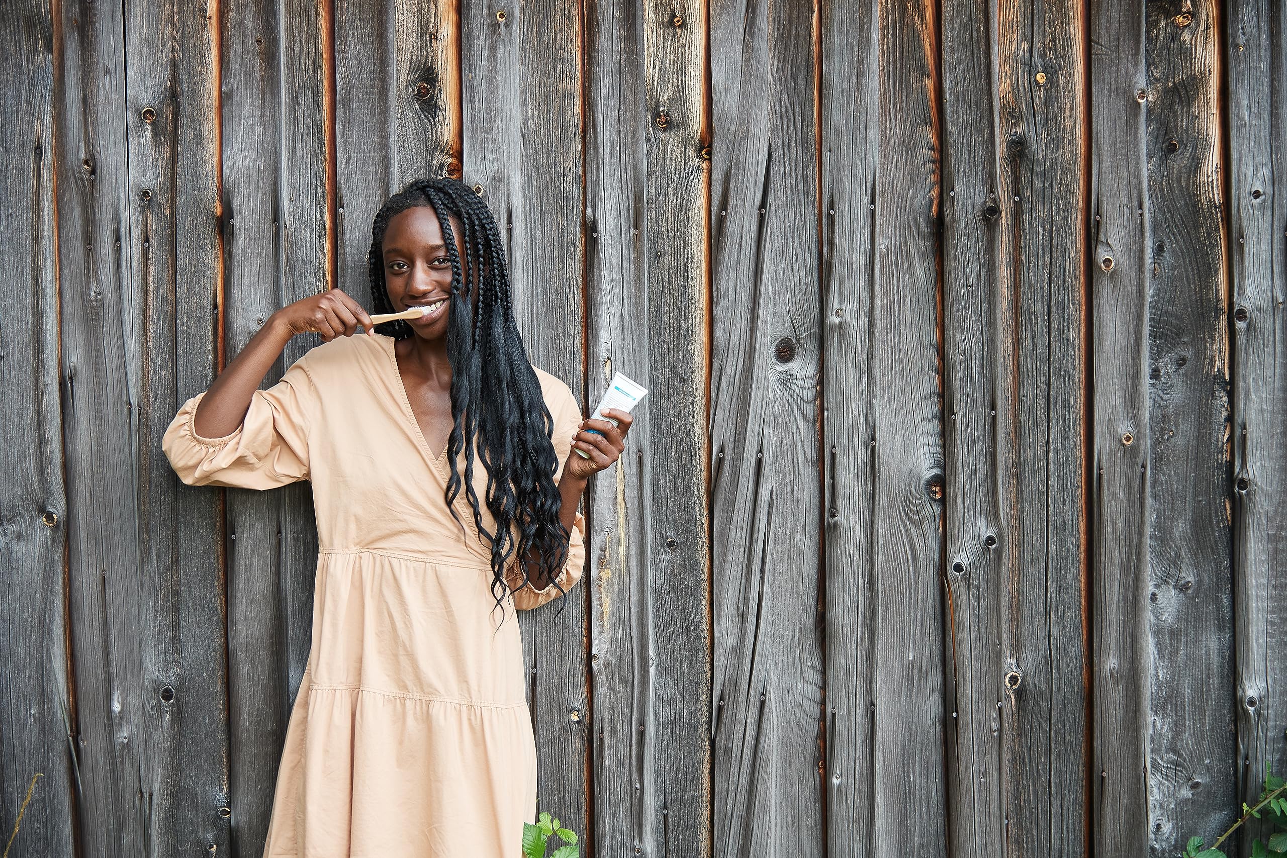 Weleda dentifrice au sel: ingrédients naturels visibles pour une routine saine.