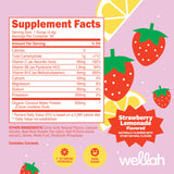 Verre avec Wellah Électrolytes, boisson fraise-citron adaptée après l effort.