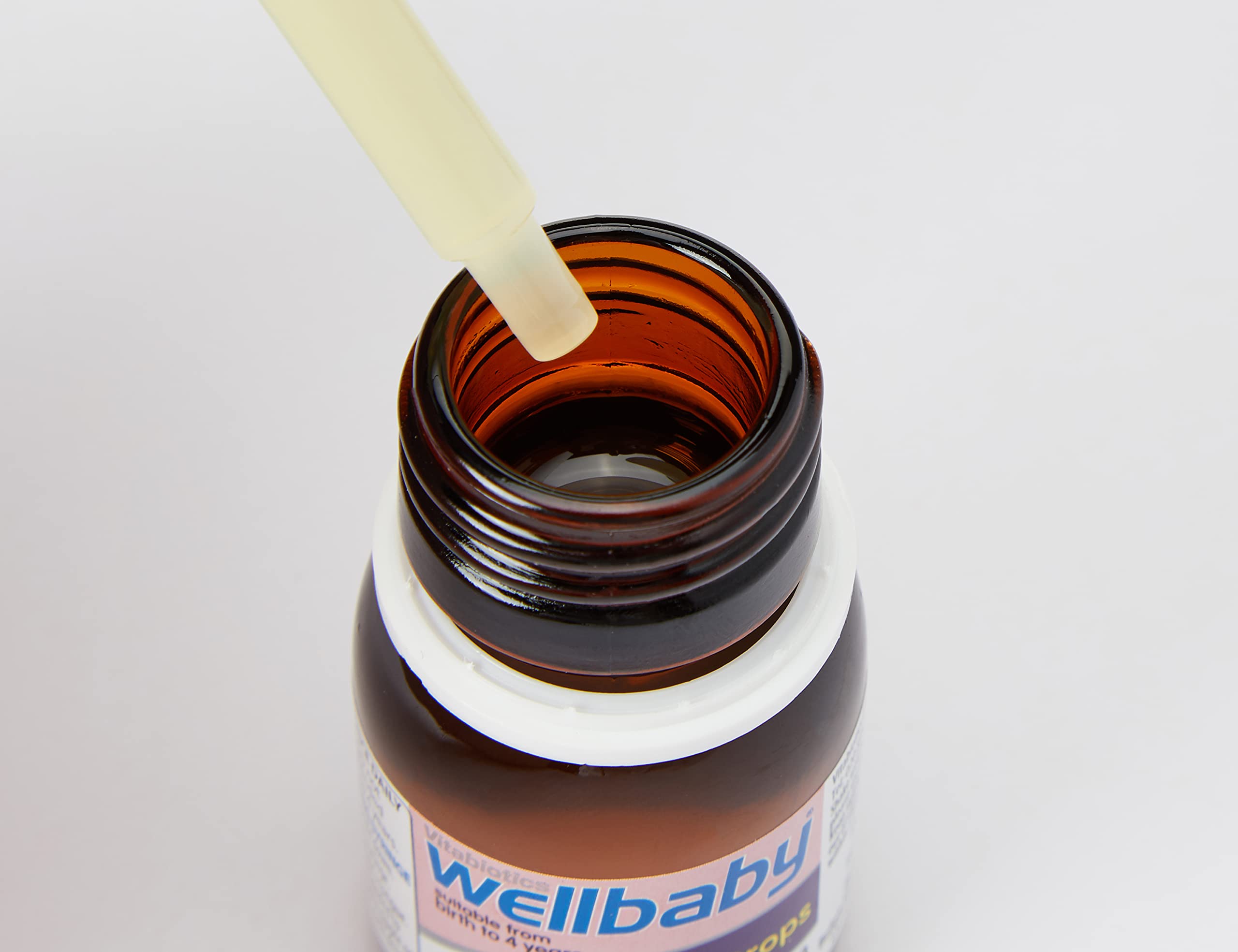 Bébé heureux et Wellbaby Vitamine D Drops pour un développement sain.