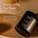 Lait végétal versé avec la poudre WelleCo Evening Elixir pour une texture crémeuse.