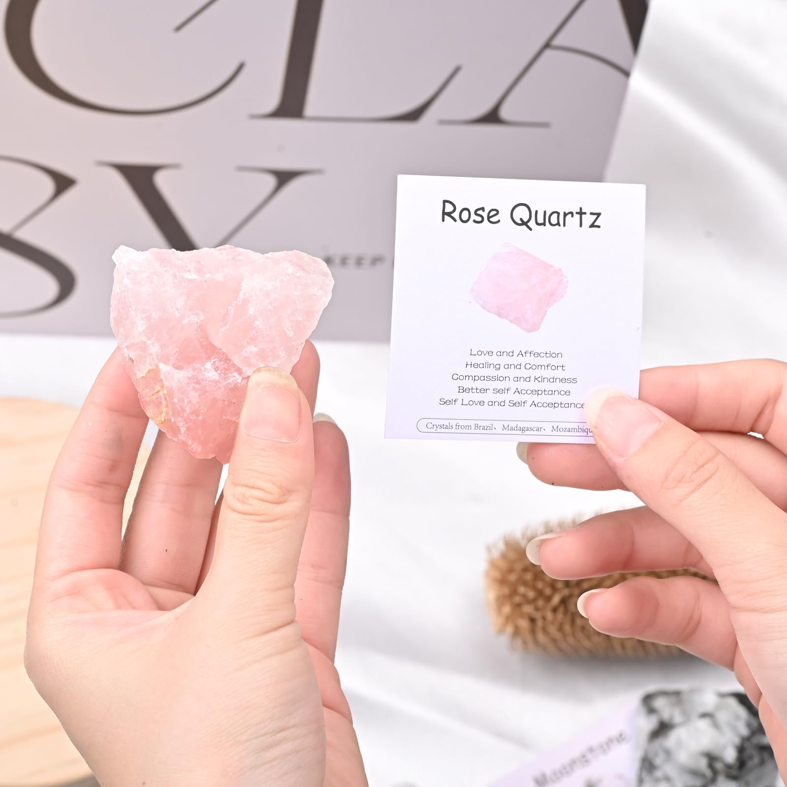WHAL&YUNE rose quartz brut sur socle décoratif, apporte ambiance zen.