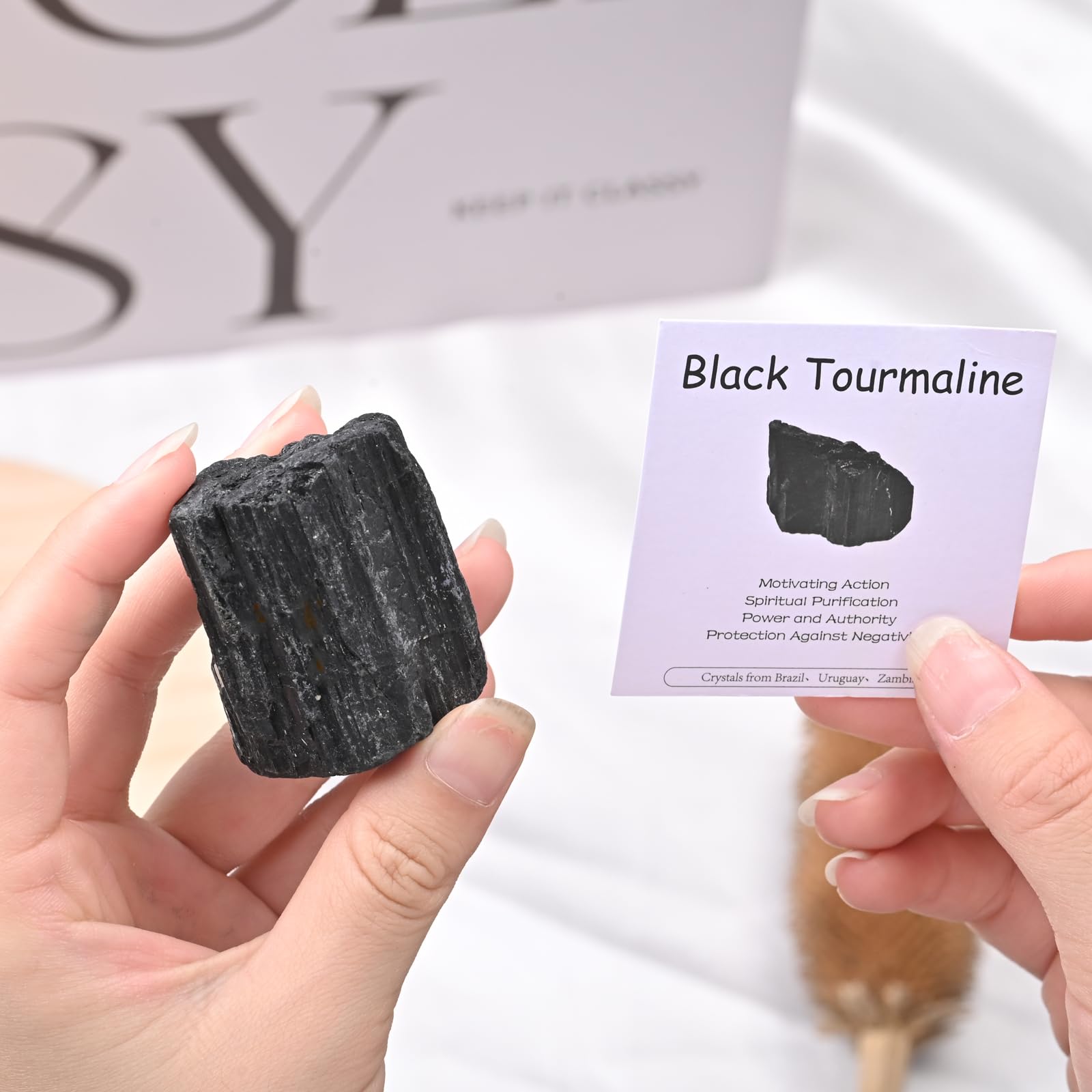 WHAL&YUNE Tourmaline noire brute detail surface, textures naturelles lumineuses.