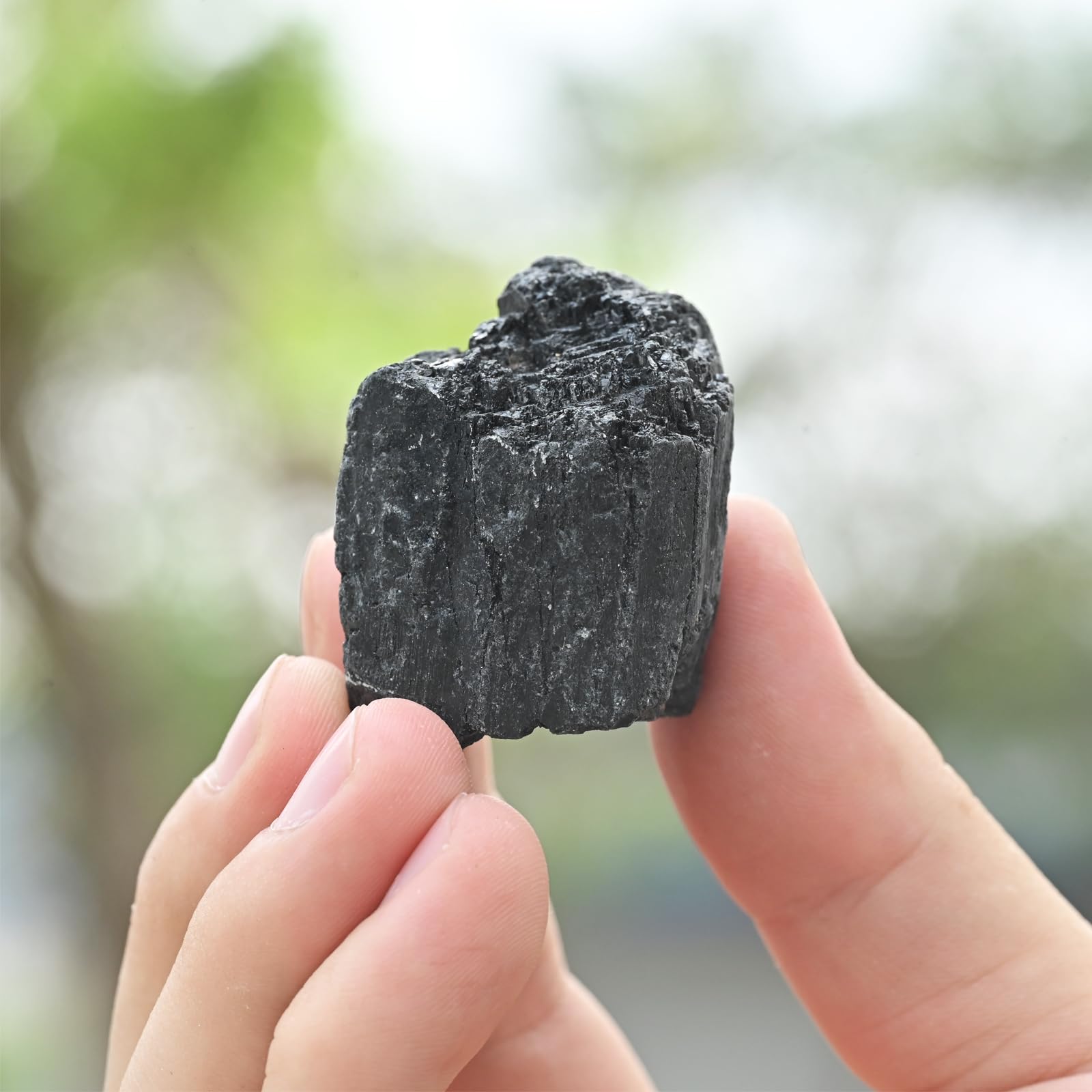 WHAL&YUNE Tourmaline noire brute reflets naturels favorisant une ambiance calme.
