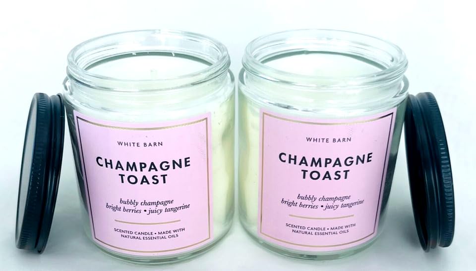 Bougie White Barn Champagne Toast avec étiquette soignée, idéale comme déco parfumée.