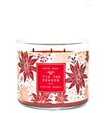 Bougie White Barn 'Tis The Season, 3 mèches, ambiance hivernale chaleureuse et parfum durable.
