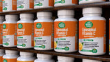 Capsules véganes de vit C liposomale dans un étui pratique pour routine.