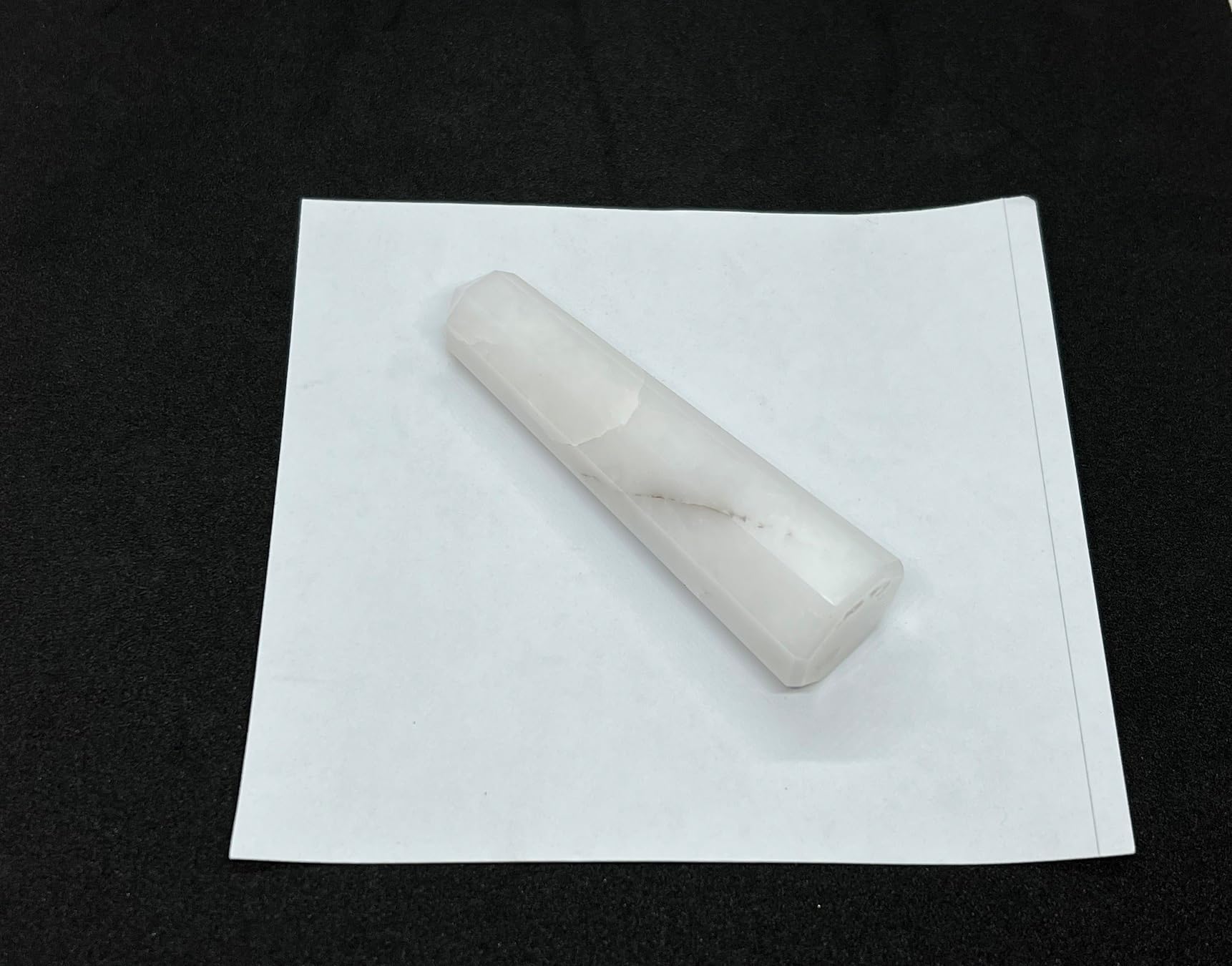 Wholesale Gem Shop lumière reflétée sur l'obélisque de quartz des neiges 70 mm.