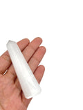 Wholesale Gem Shop présentation minimaliste de l'obélisque quartz des neiges 70 mm.