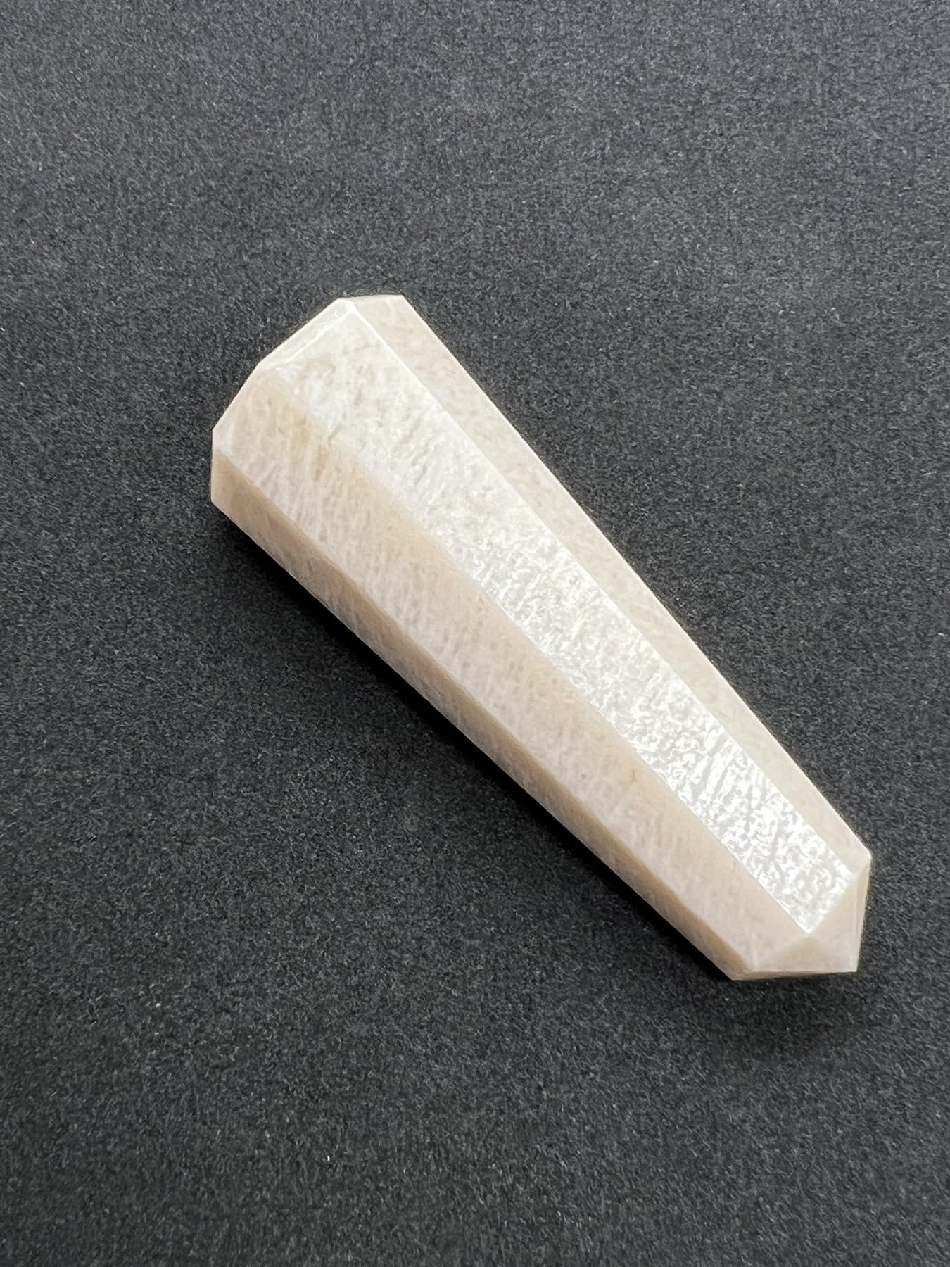 Wholesale Gem Shop crème Moonstone obélisque 70 mm – pièce décorative apaisante et élégante.