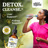 Gouttes d’extrait pissenlit Wild & Organic dans un petit verre.