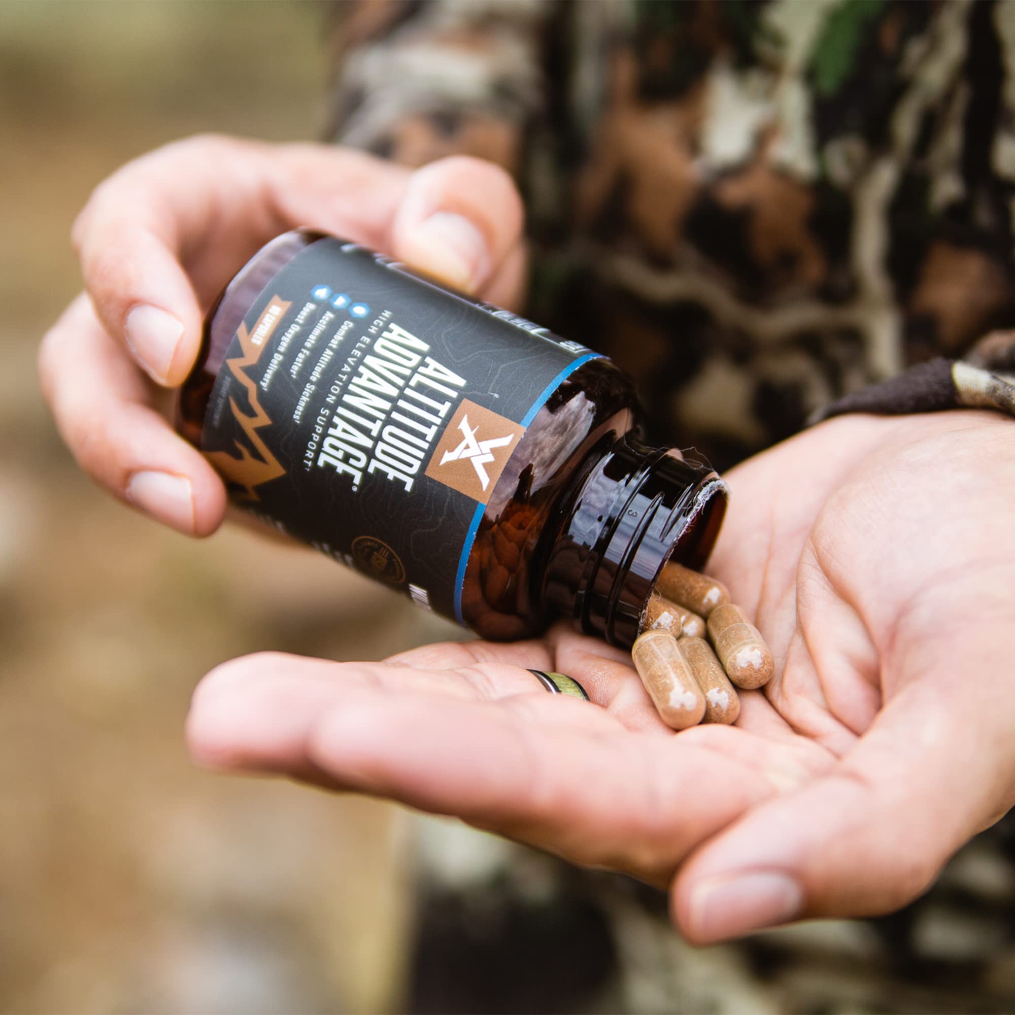 Altitude Advantage Wilderness Athlete – gélules en gros plan montrant le dosage quotidien potentiel.