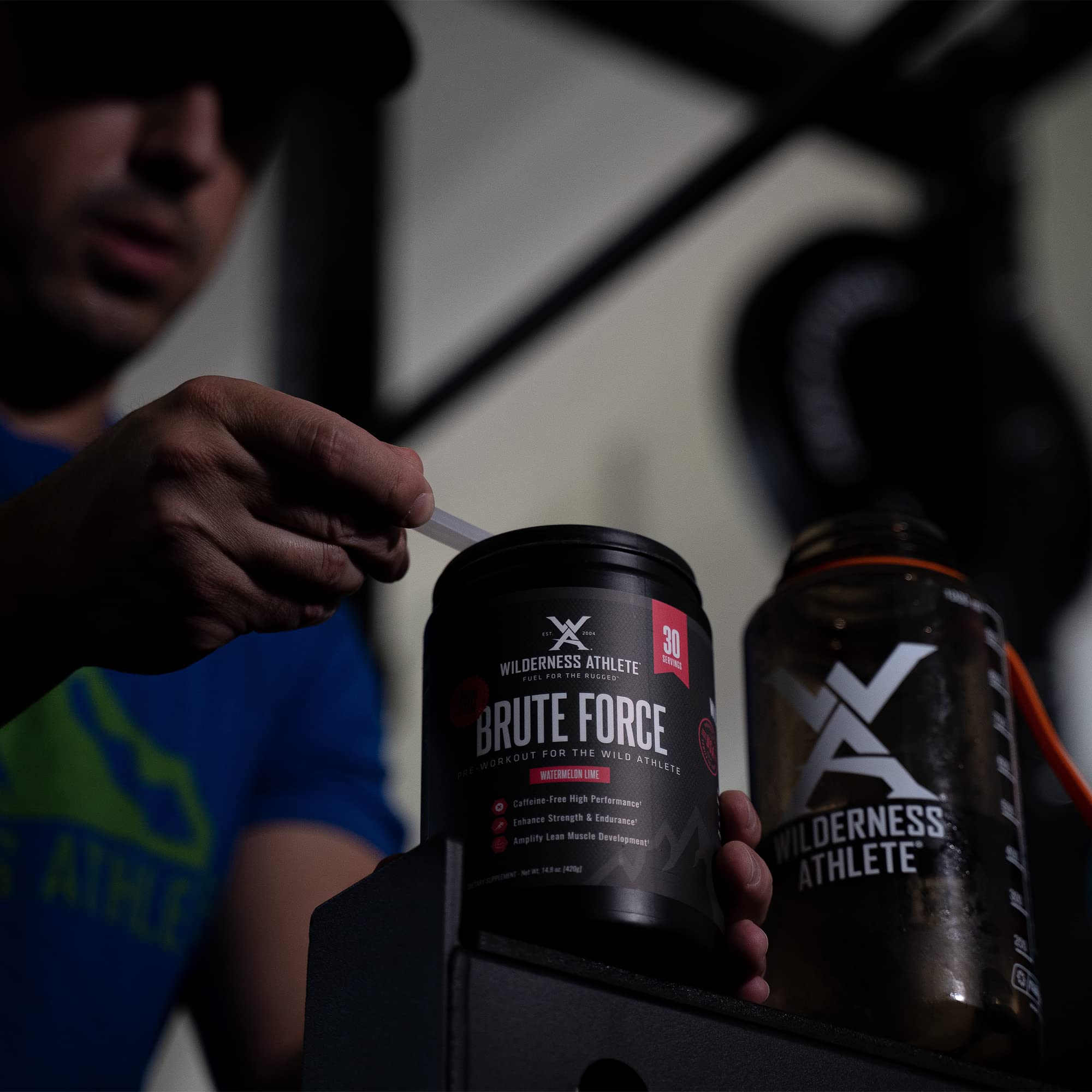 Poudre Brute Force mélangée, sans stimulant pour entraînements variés.