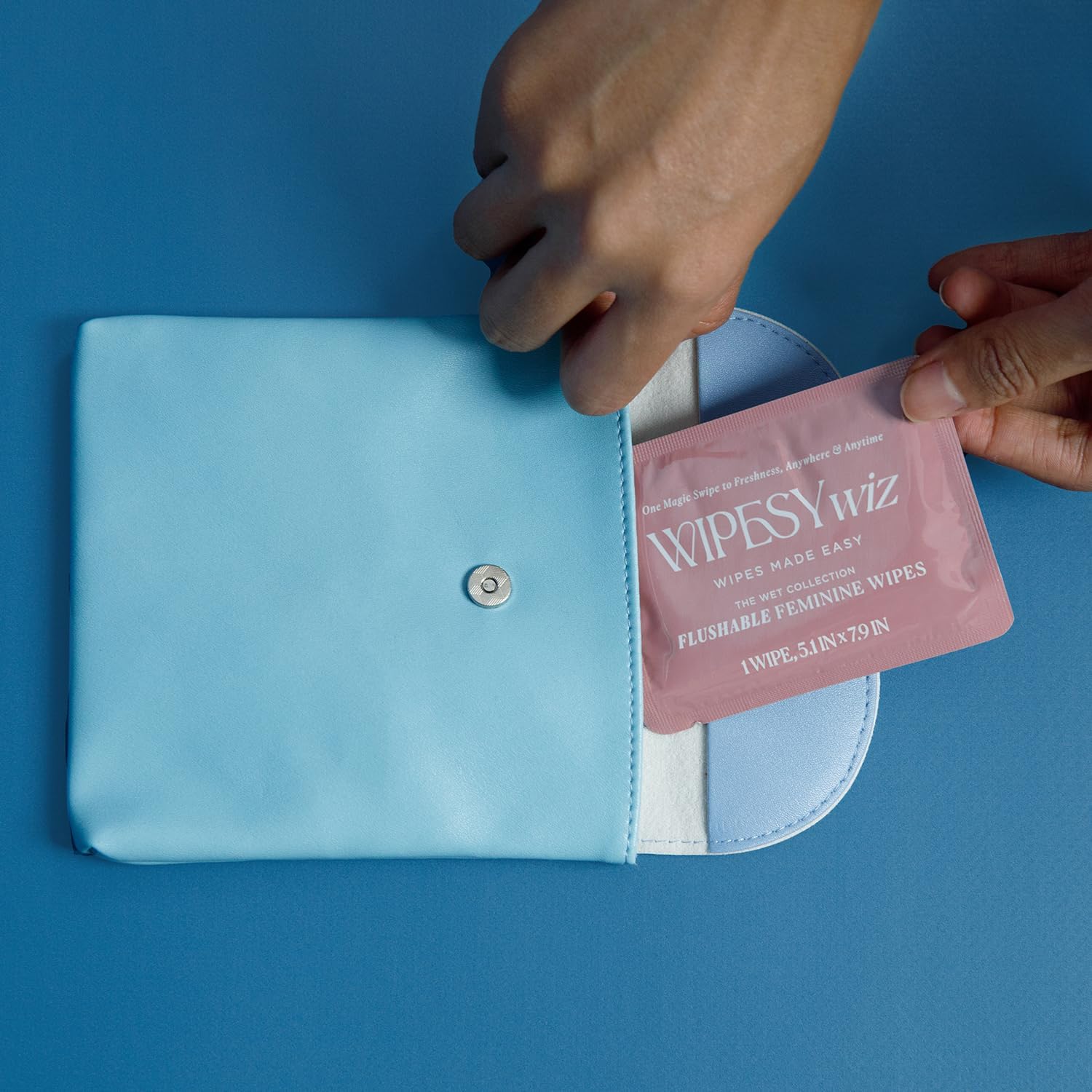 Lingettes douces WIPESYwiz adaptées peau sensible lors de déplacements.