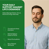 Main saisissant une capsule pour une routine quotidienne calme et centrée.