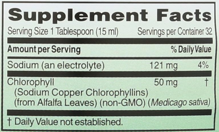 Verre d'eau avec World Organic Chlorophylle Liquide Menthe.