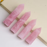 WUYOUSHI tour quartz rose pour équilibrer les chakras lors d'une séance.