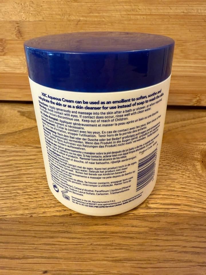 XBC Crème émolliente aqueuse appliquée sur peau, texture légère et hydratante.