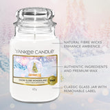 Bougie Yankee Candle Monde neige boule, grand bocal, notes de cèdre pour une atmosphère douce.