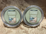 Close-up sur la cire Sage & Citrus de Yankee Candle prête à diffuser une senteur rafraîchissante.
