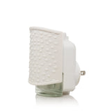Intérieur avec le diffuseur Yankee Candle Sprinkle Dots ScentPlug visible et élégant.