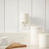 Capteur lumineux du ScentPlug adapte la diffusion pour jour et nuit.
