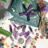 Ensemble de pierres améthyste YATOJUZI prêt à offrir dans une boîte cadeau.