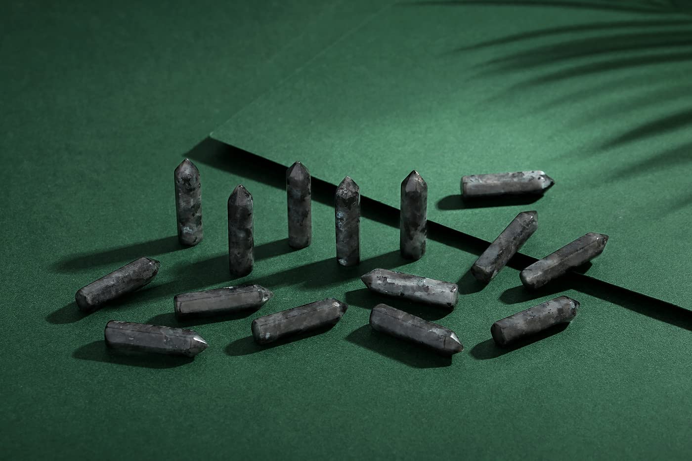 Galets Labradorite noire pour thérapie et énergie équilibrante avec YATOJUZI.