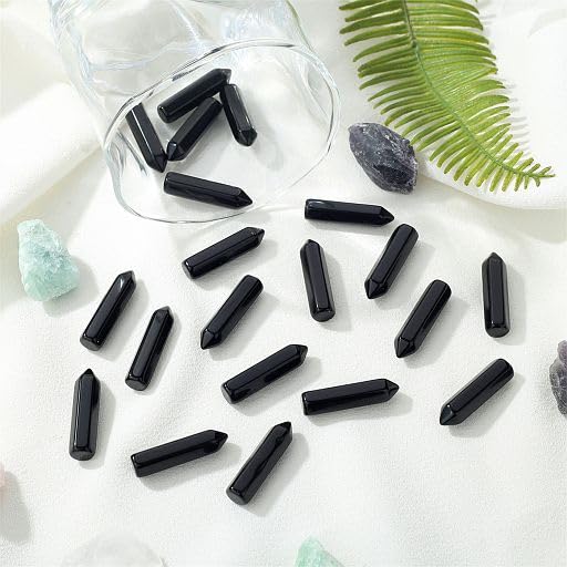 YATOJUZI gros-plan-pierre-obsidienne-noire-polies montre texture et brillance naturelle.