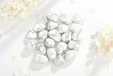 Détail couleur Howlite YATOJUZI, nuances blanches et grises, parfait pour déco feng shui.